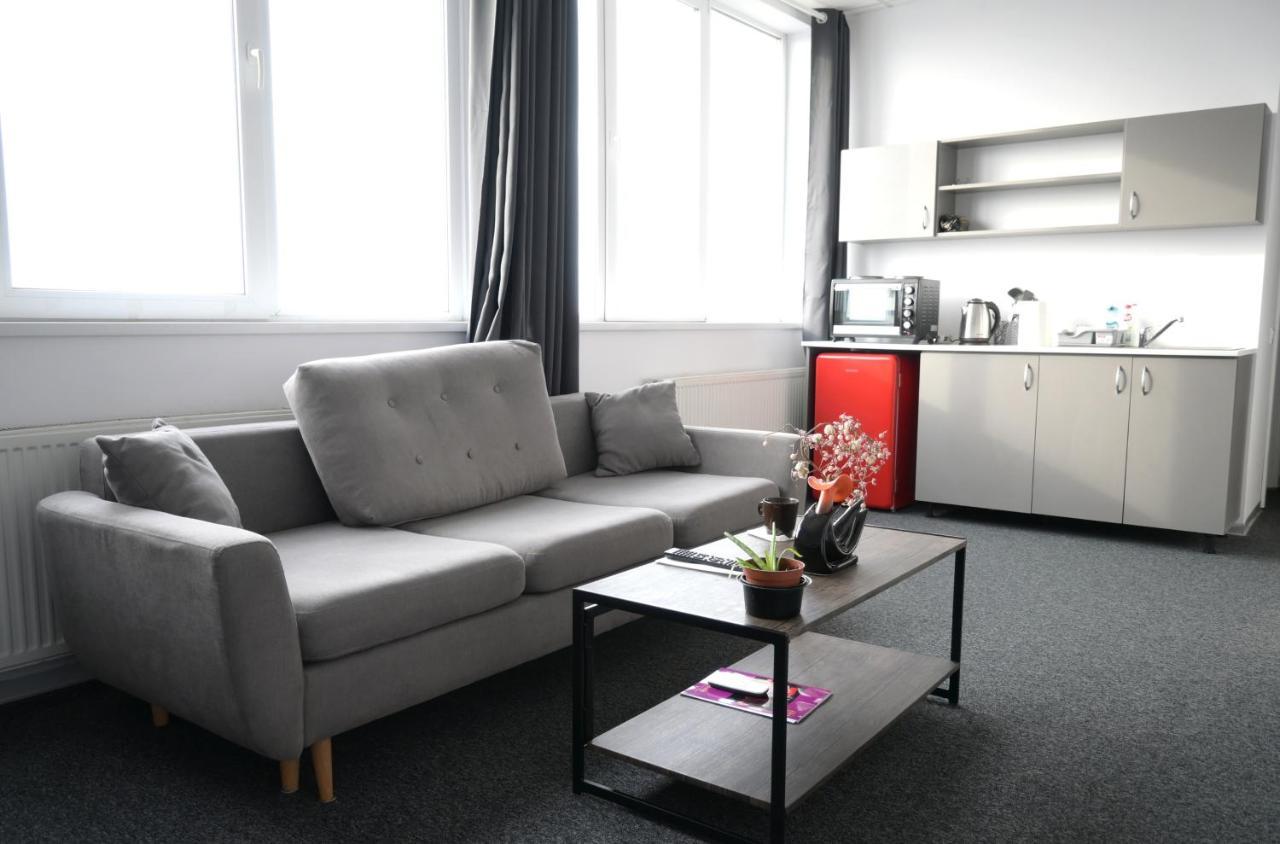 Luana Airport Apartments #9 โอโตเปนี ภายนอก รูปภาพ