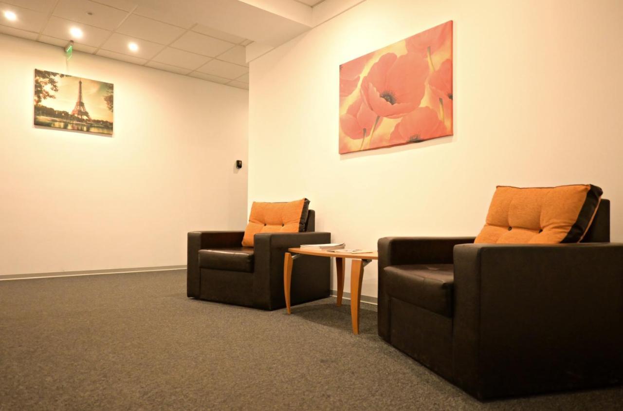 Luana Airport Apartments #9 โอโตเปนี ภายนอก รูปภาพ